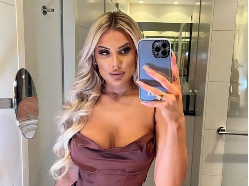 Laura Lettgen sexy Spiegel Selfie