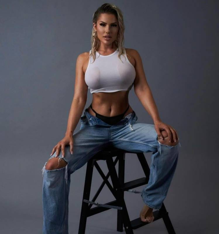 Laura Lettgen im sexy Outfit