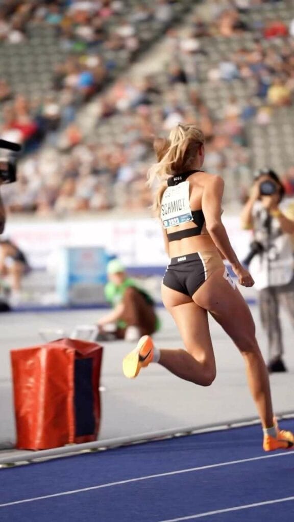 Alicia Schmidt knackiger Po