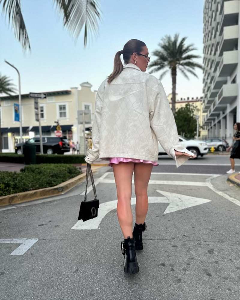 Alysha Newman als Fashion-Model mit langen Beinen