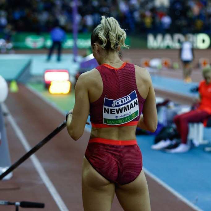 Alysha Newman zeigt uns ihren Po