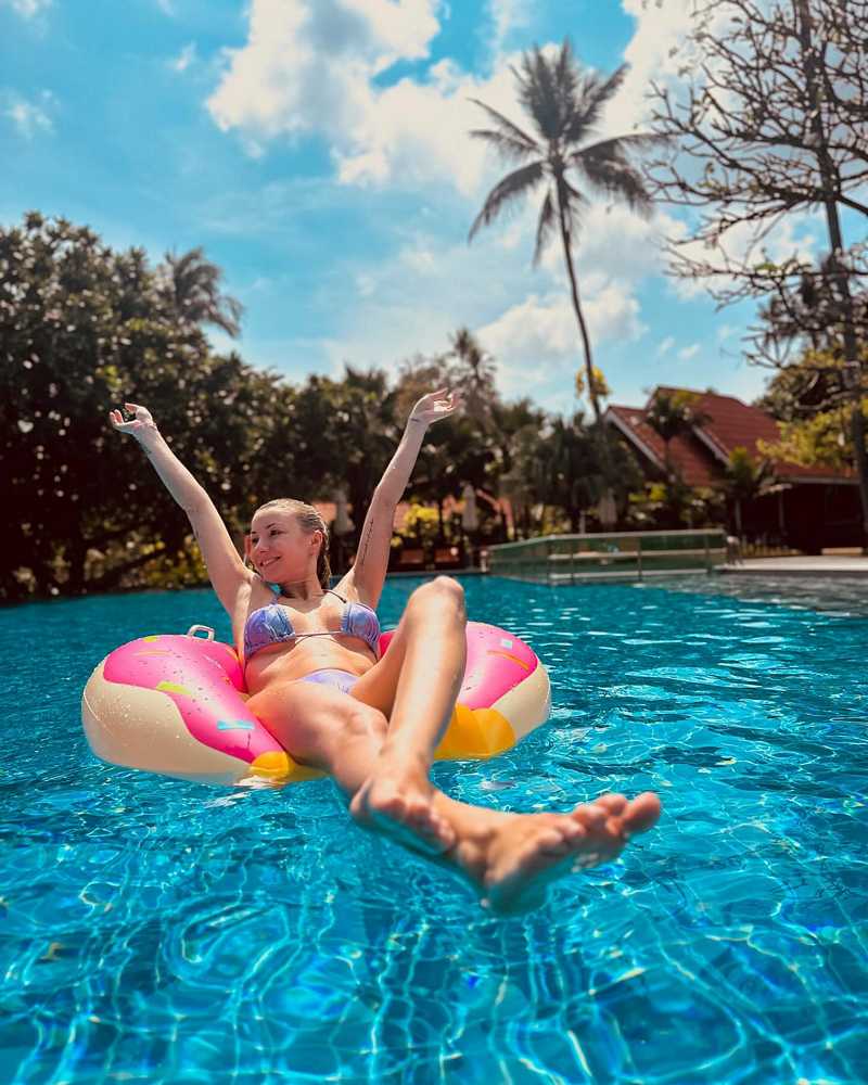 Anna Carina Woitschack eng im Pool