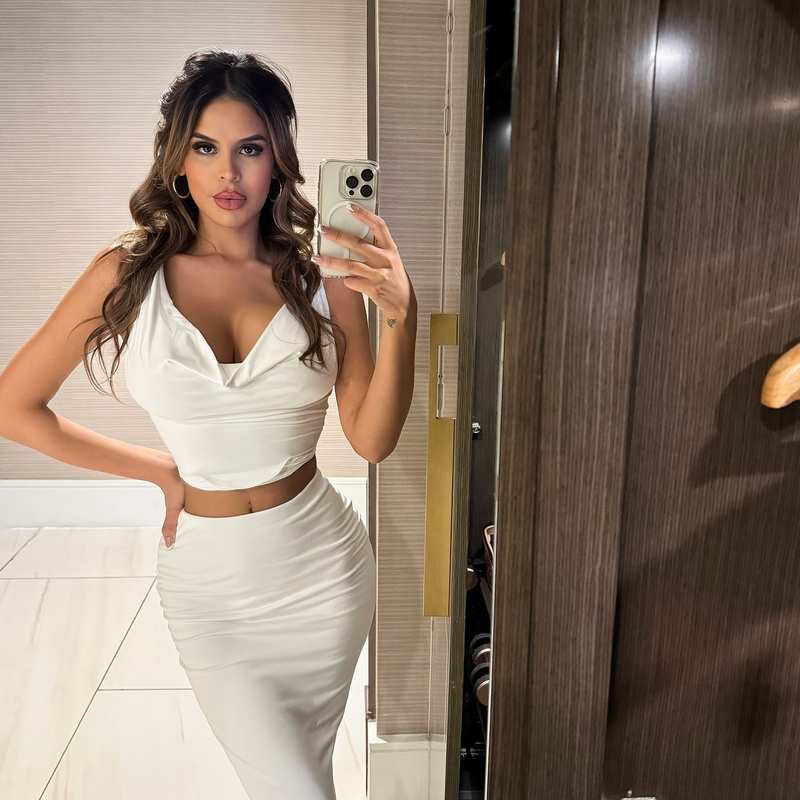 Brianna Gonzalez im engen Kleid