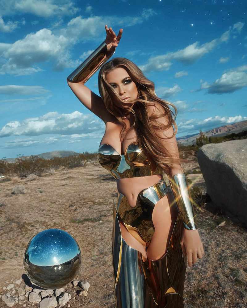 Carmen Electra als sexy Superheldin