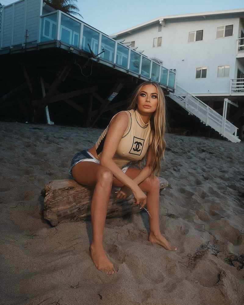 Carmen Electra posiert sexy am Strand