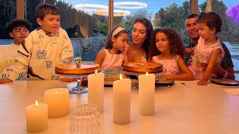 Familie Cristiano Ronaldo am Tisch