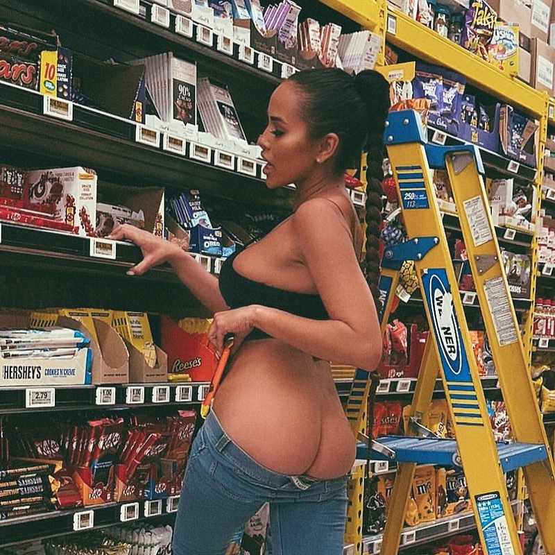 Frankie Kennedy mit nacktem Po