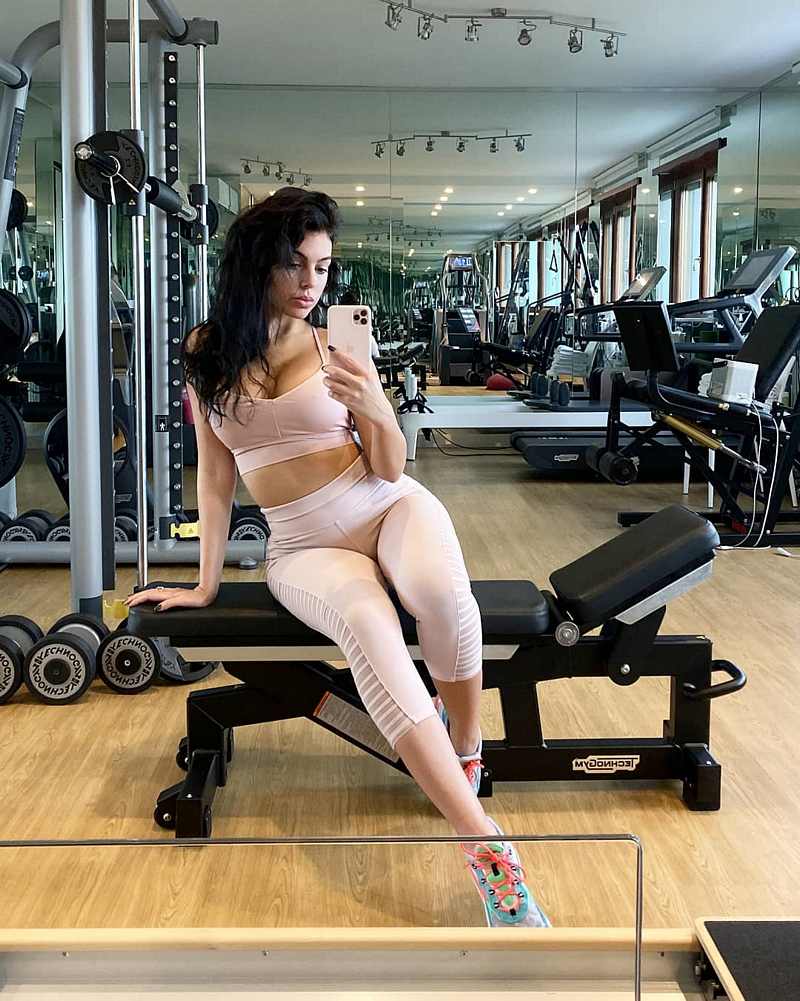 Georgina Rodriguez macht sexy Selfie in Gym