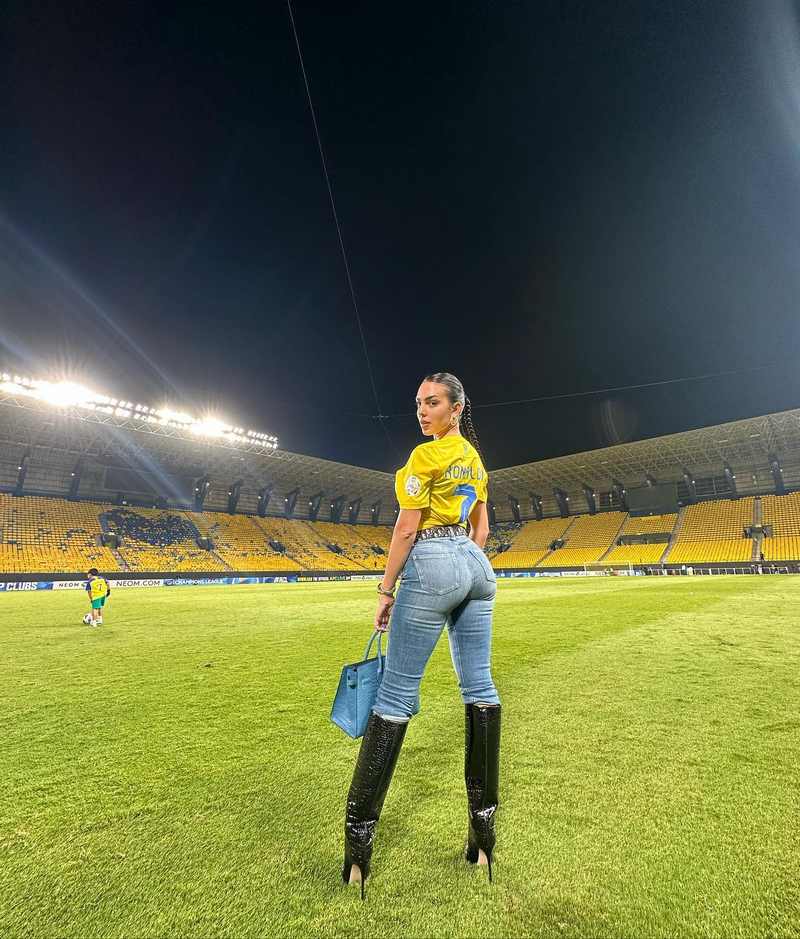 Georgina Rodriguez sexy Jeans und Overknees