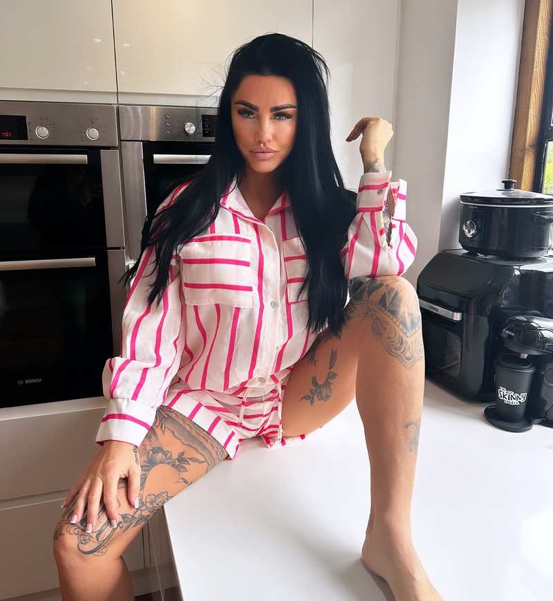 Katie Price breitbeinig in der Küche