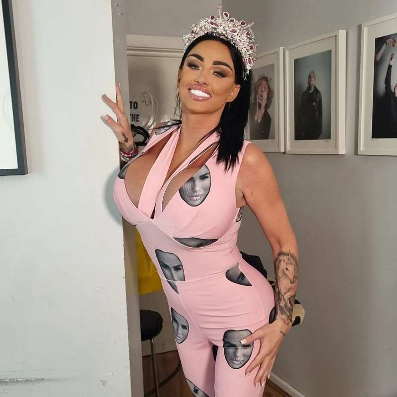 Katie Price Prinzessin mit Krone und Brüsten