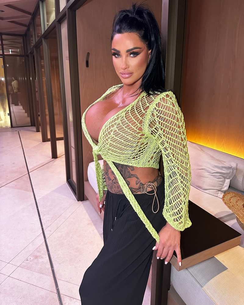 Katie Price zu enges Top mit Netz