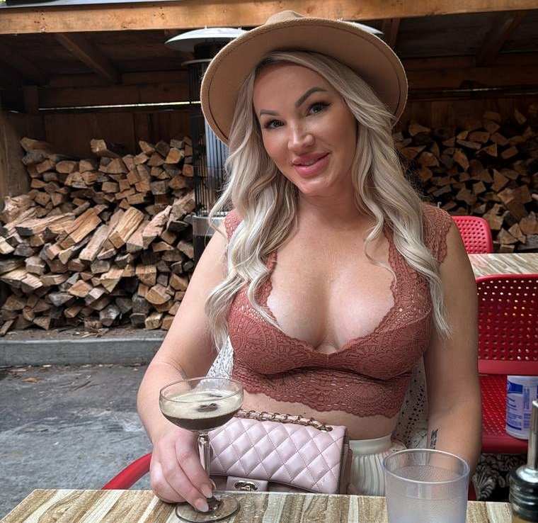 Kristin MacDonald ganz natürlich mit offener Bluse