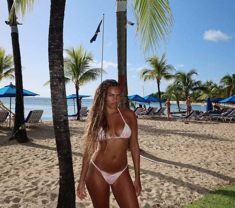 Tennessee Thresh hot Bikini am Strand
