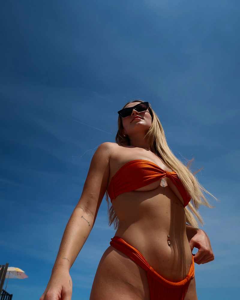 Alessandra Wichert Bikini von unten