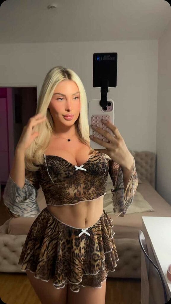 Antonia Rotter im heißen Fummel mit viel Oberweite