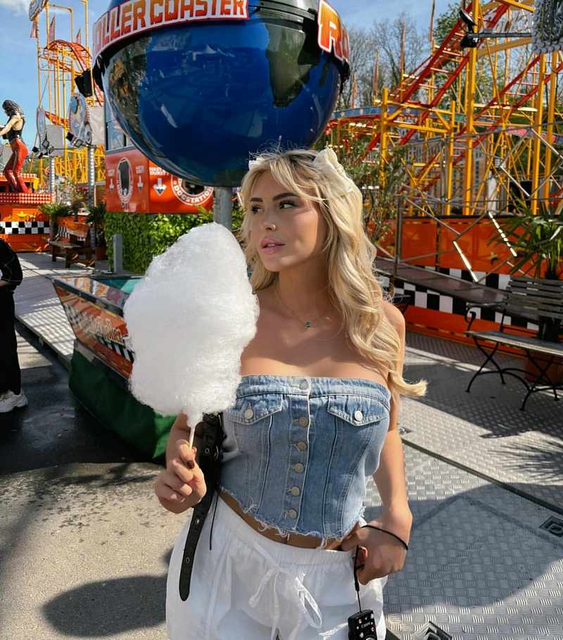 Antonia Rotter im sexy Jeans-Top