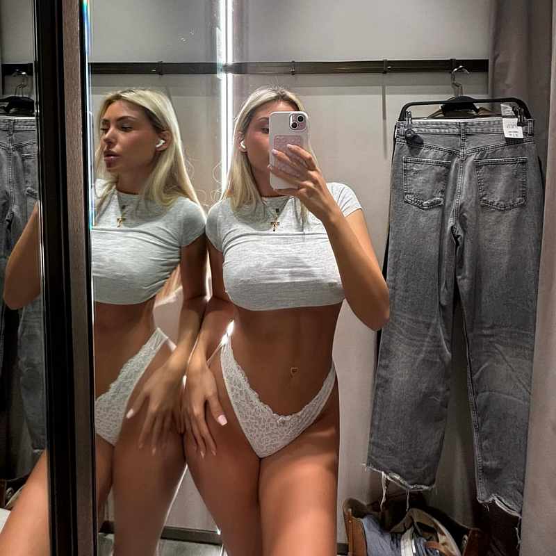 Antonia Rotter liebt es sich (fast) nackt zu zeigen