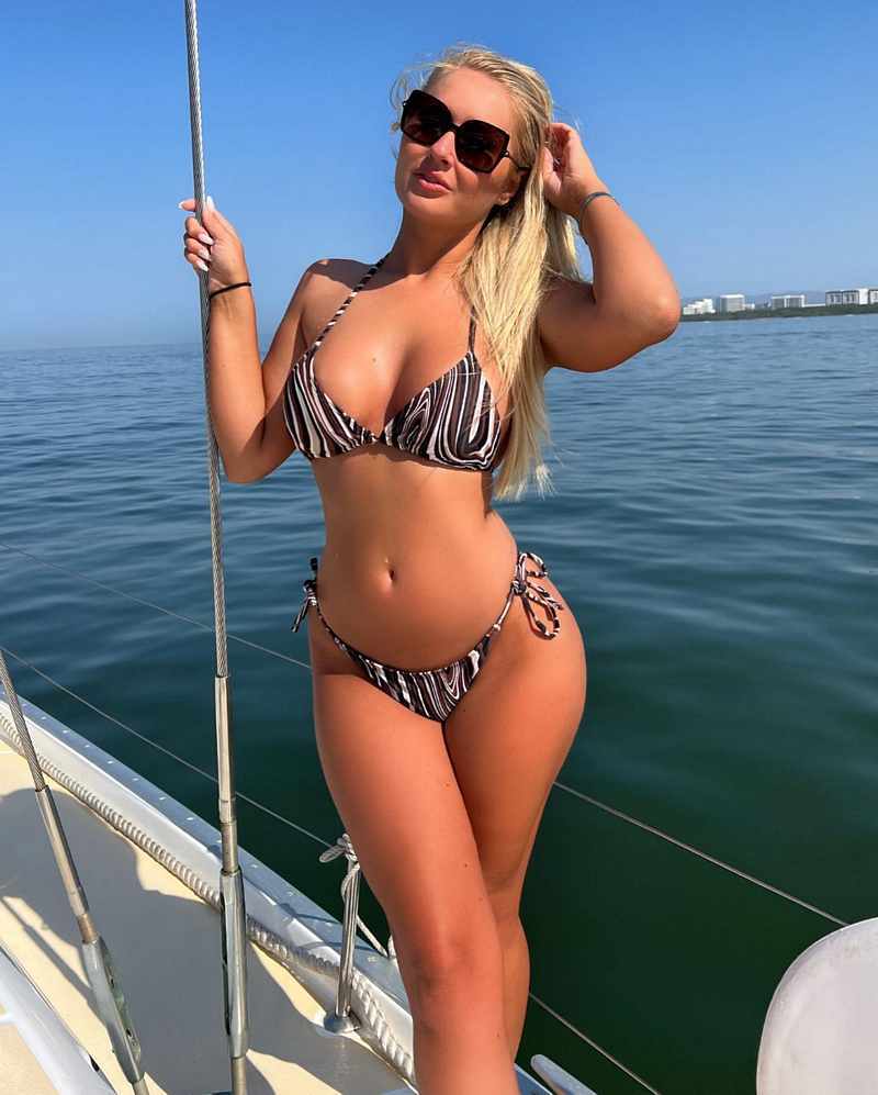 April Mae zeigt ihren ganzen Body