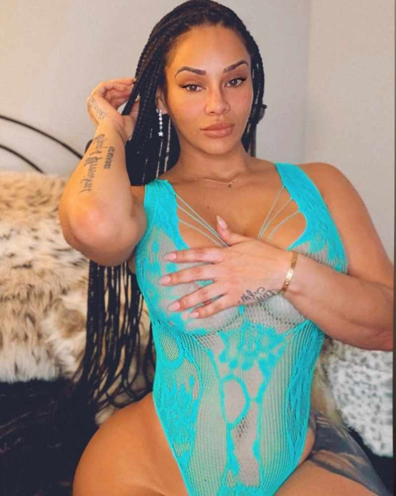 Brittany Dailey bedeckt ihre Nippel