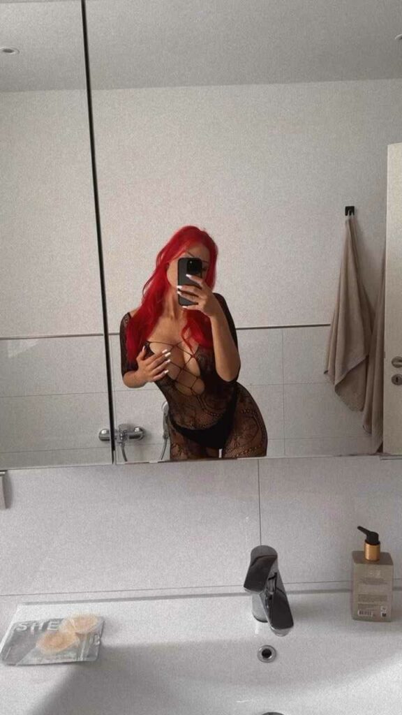 Cati Kiss Selfie fast nackt