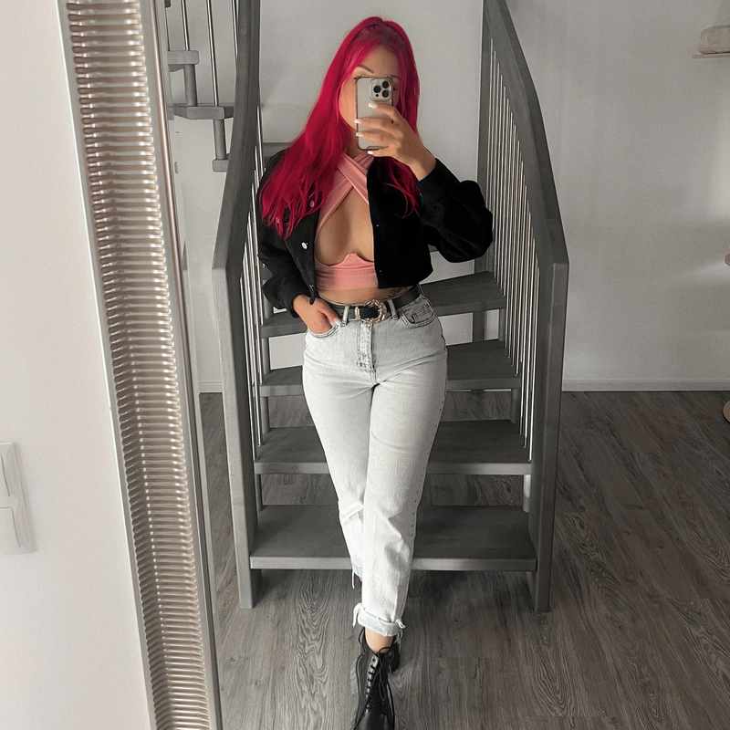 Cati Kiss fast normales Outfit, sexy