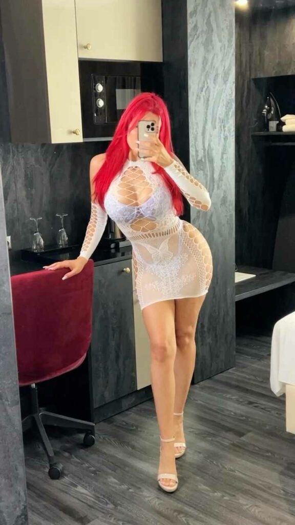 Cati Kiss hauteng und mit großer Oberweite