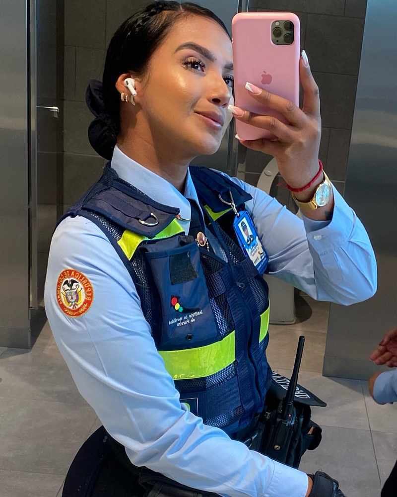Daniela Gaviria ist eine sexy Polizistin