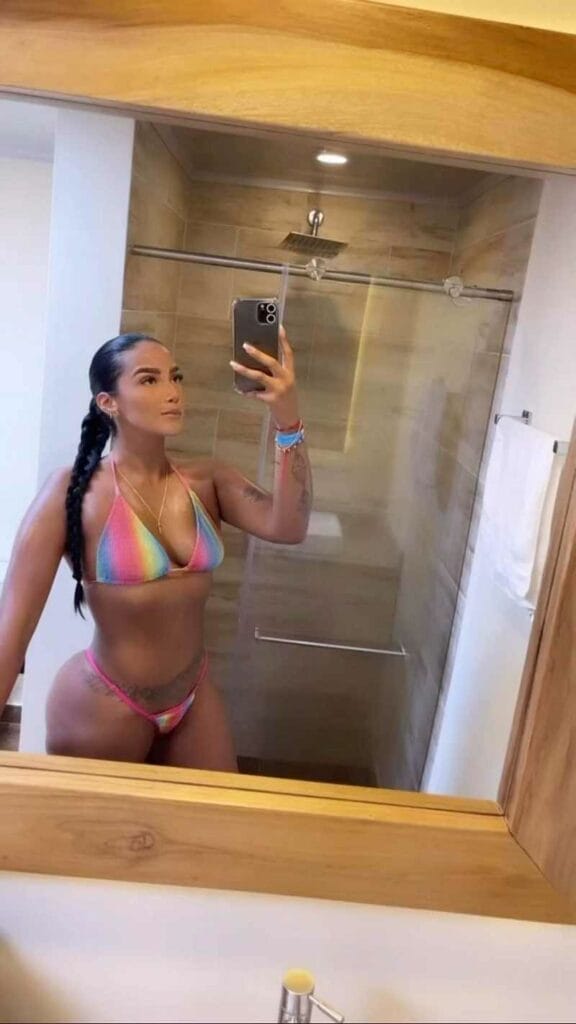 Daniela Gaviria macht Selfie in Bikini