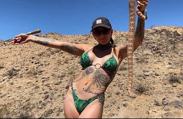 Danielle Wall im knappen Bikini
