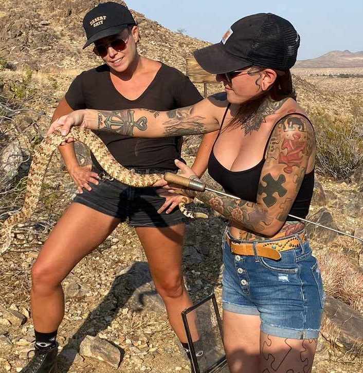 Danielle Wall in Hotpants und Tattoos mit einer gefährlichen Schlange