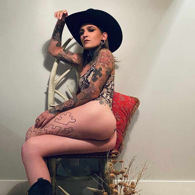 Danielle Wall posiert als Aktmodell