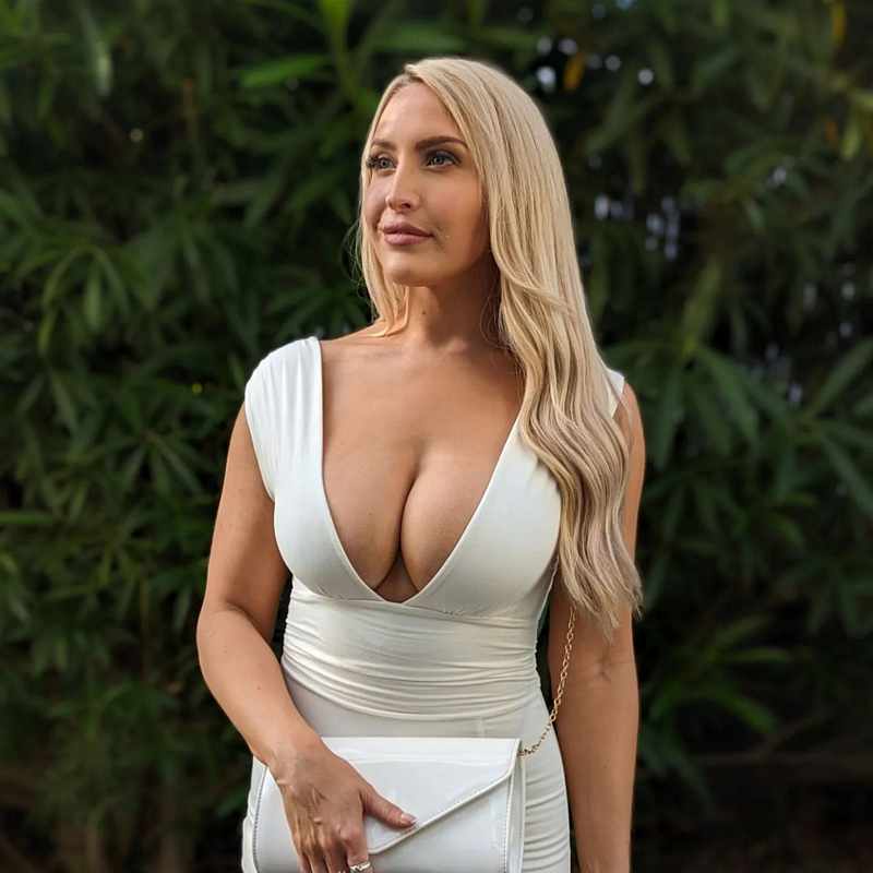Emma Jones zeigt ihr epischen Brüste