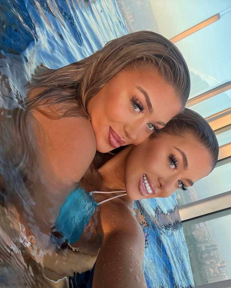 Jessica Gale und Eve Gale lächeln sexy in die Kamera