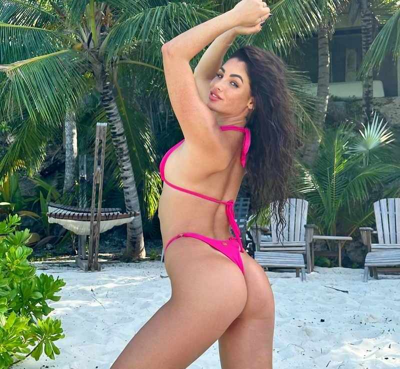 Kayla Fitz streckt ihren knackigen Po heraus