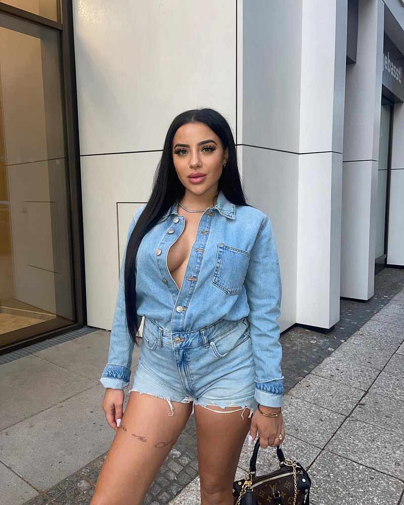 Leyla Lahouar als sexy Model auf der Straße