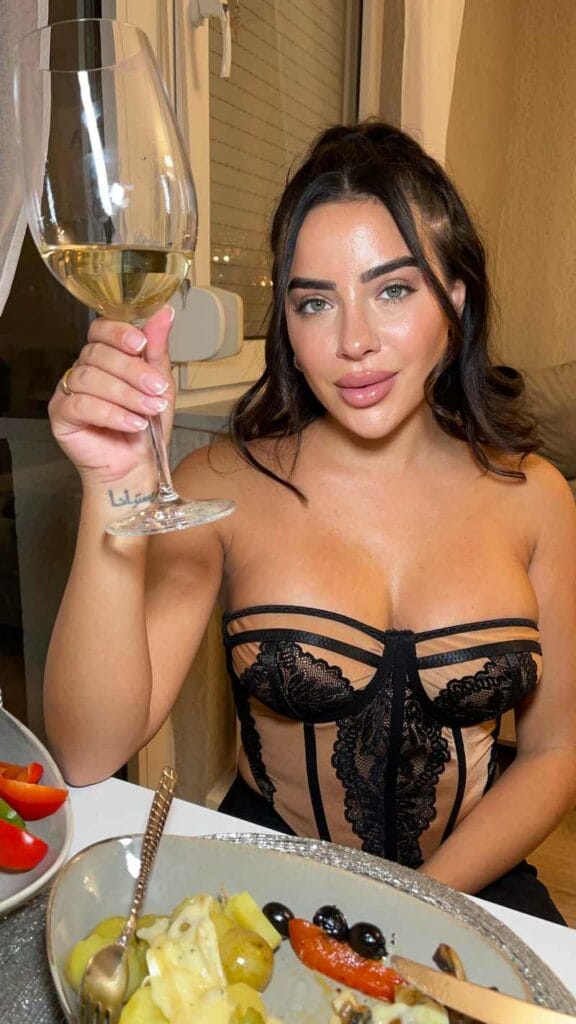 Leyla Lahouar in sexy Dessous