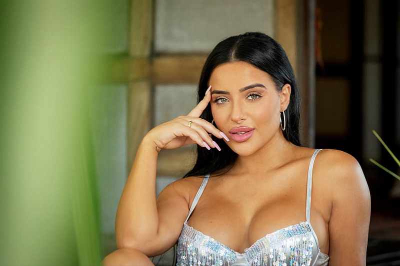 Leyla Lahouar schaut sexy in die Kamera