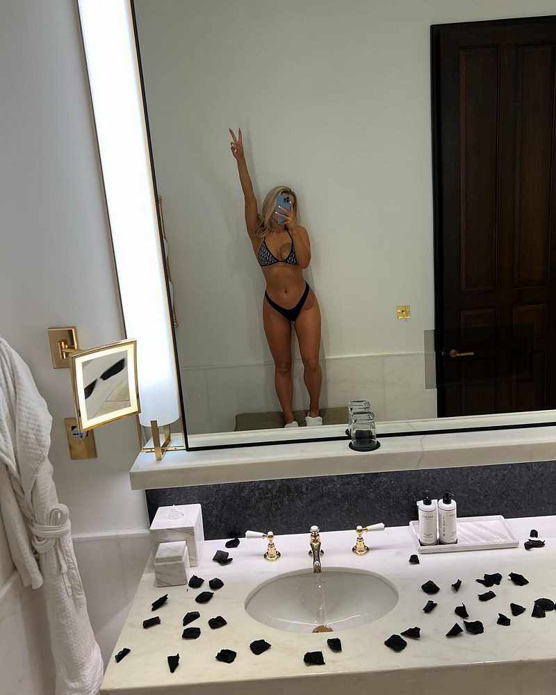 Madelene Wright macht halbnacktes Selfie