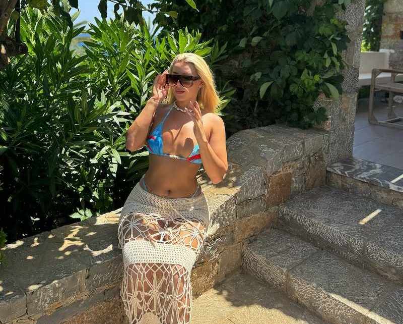 Madelene Wright zeigt ihr knappes Top