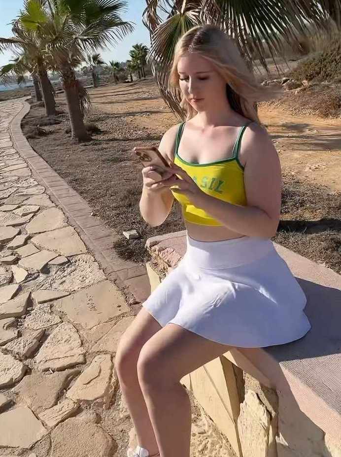 Mia Peach im Urlaub mit sexy Sommeroutfit
