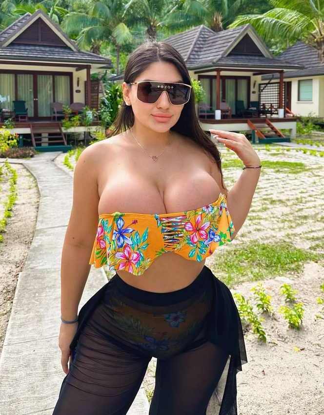 Olga Seteykina mit einem zu kleinen Top