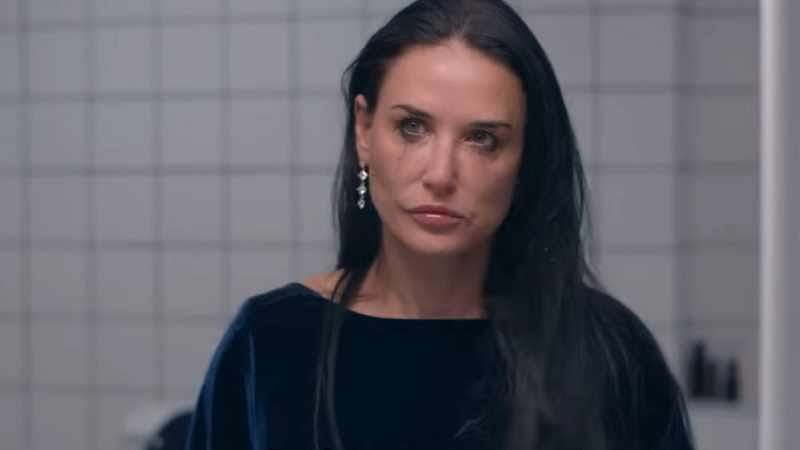 The Substance - Demi Moore weint