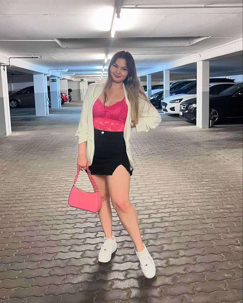 real_m1ssy zeigt Bein und Ausschnitt