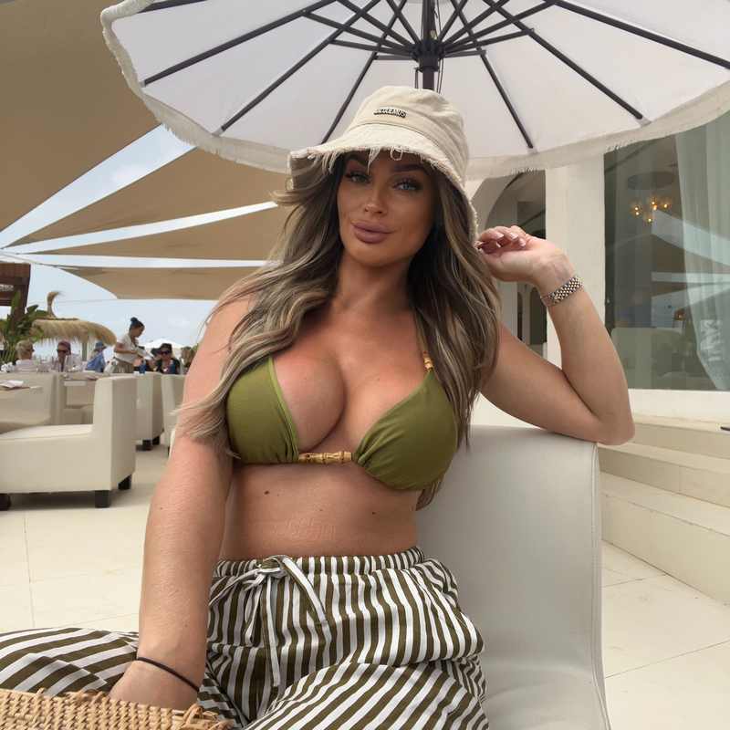 Chelsea Hardie mit dicken Brüsten