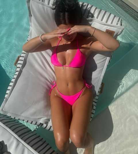 Lana Cherry trägt einen pinken Bikini