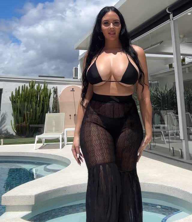 Sharni Jane Atkins zeigt im Bikini ihre Oberweite