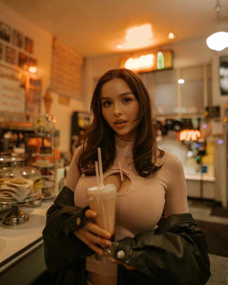 Sophie Mudd unschuldig mit großen Brüsten
