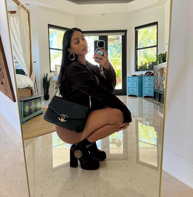 Alyssa Armoogam sexy Outfit mit Minirock