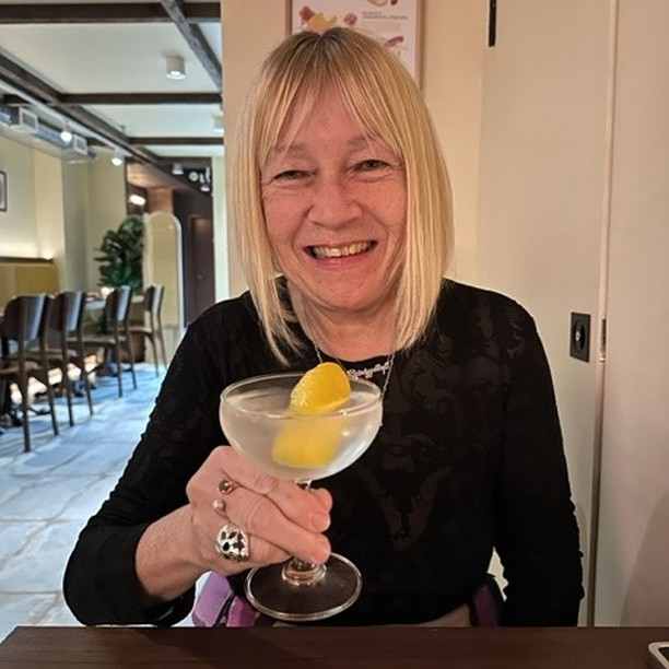 Cindy Gallop genehmigt sich einen Cocktail